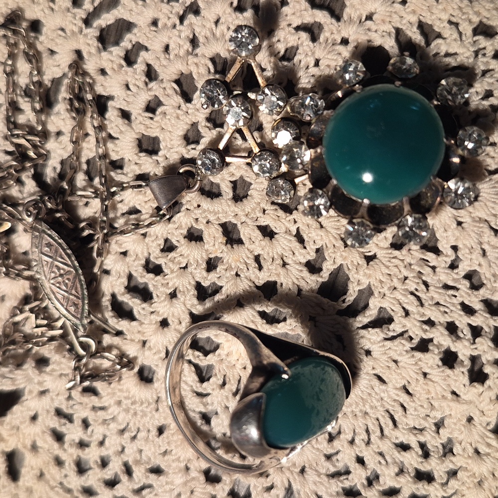 Green Cabochon Ring and Pendant Set - Elegant Women’s Jewelry - Picture 2 of 5